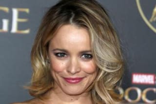 Rachel McAdams posó usando un extractor de leche materna