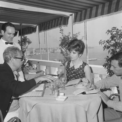 La actriz Gina Lollobrigida, en el restaurante del hotel