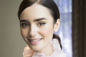 La transformación de Lily Collins para la serie “Emily in Paris”