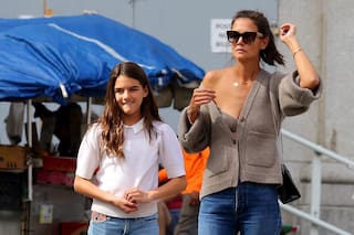 Suri Cruise da sus primeros pasos en el mundo del arte de la mano de su mamá