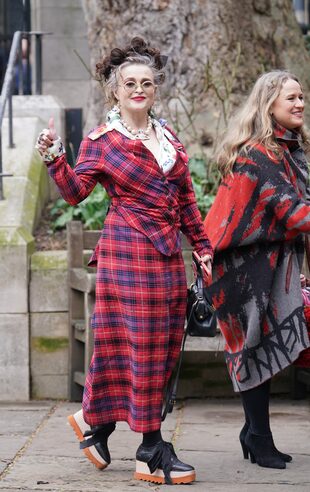 La actriz Helena Bonham Carter, quien más de una vez posó con las creaciones de su amiga en la alfombra roja, lució un conjunto de tartán, el motivo favorito de la reconocida diseñadora.