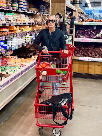 La actriz intentó no llamar la atención, y lejos del glamour del que suele hacer despliegue desde que se convirtió en Carrie Bradshaw en Sex and the City, luciendo el pelo recogido, una campera entallada, jeans amplios, lentes oscuros y auriculares, pero no logró pasar inadvertida ante los paparazzi