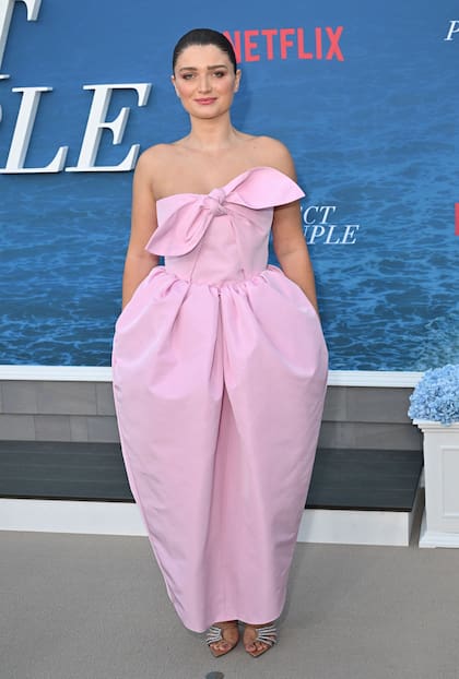 La actriz irlandesa Eve Hewson, hija de Bono, eligió a su vez un vestido en tono rosado, con detalle de moño en la pechera y falda con volumen en las caderas