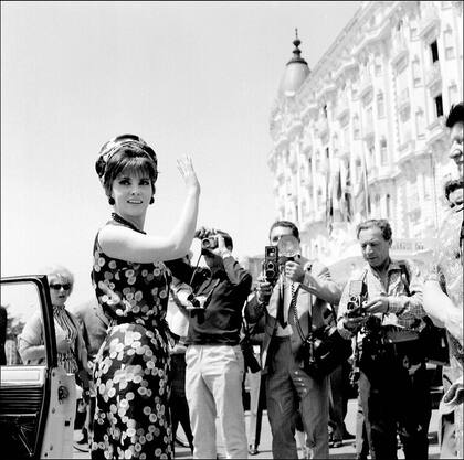 La actriz italiana Gina Lollobrigida rodeada de fotógrafos frente al hotel Carlton durante el festival de cine de Cannes, en 1950.