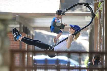 La actriz Jennifer Lawrence lleva a su hijo al parque para pasar una tarde de risas y aventuras en las hamacas