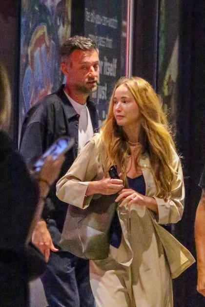 La actriz Jennifer Lawrence y su esposo, Cooke Maroney, fueron vistos saliendo del teatro Regal en la ciudad de Nueva York después de ver su última película, Hazme el favor