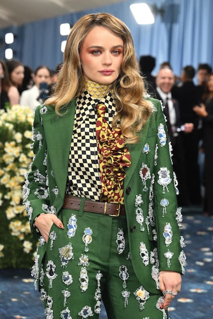 La actriz
Joey King hizo su
debut en la gala
con un traje a
medida de Miu
Miu y joyas de
Gabriel & Co.