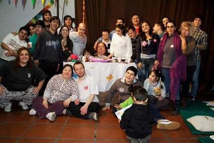 La actriz junto a chicos que asisten a su asociación.