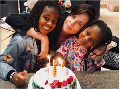 La actriz junto a sus dos hijas adoptivas: Jackson y August.