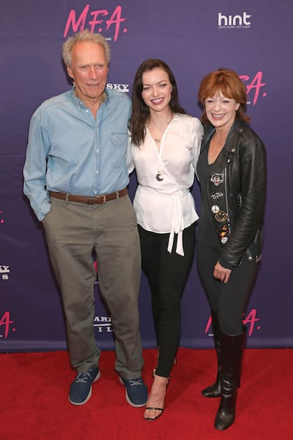La actriz junto a sus padres, Clint Eastwood y Frances Fisher