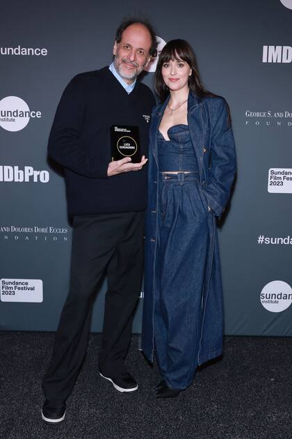 La actriz junto al director Luca Guadagnino, a quién le entró una mención especial por su labor en la industria. Para este homenaje, Johnson eligió un look total denim de tres piezas: corset, pollera y tapado.