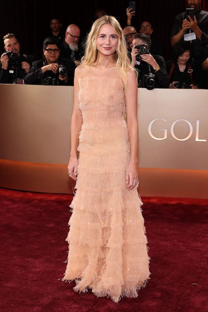 La actriz Justine Lupe eligió un vestido transparente en color nude con detalles en lentejuelas de Armani Privé que decidió usar sin corpiño