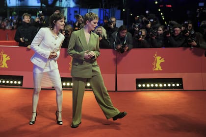 La actriz Kristen Stewart y la directora Rose Glass se divirtieron dando algunos pasos bien coreografiados durante su paso por la alfombra roja del Festival Internacional de Cine de Berlín