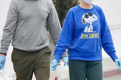 La actriz Kristen Wiig y su novio y colega, Avi Rothman, de compras y con los barbijos siempre puestos