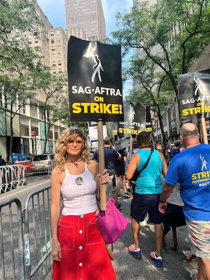 La actriz Kyra Sedgwick, esposa de Kevin Bacon, que además dirige y produce, también levantó las pancartas del sindicato de actores en las calles de Nueva York. "Tenemos que estar preparados, este reclamo va a ser largo", arriesgó.