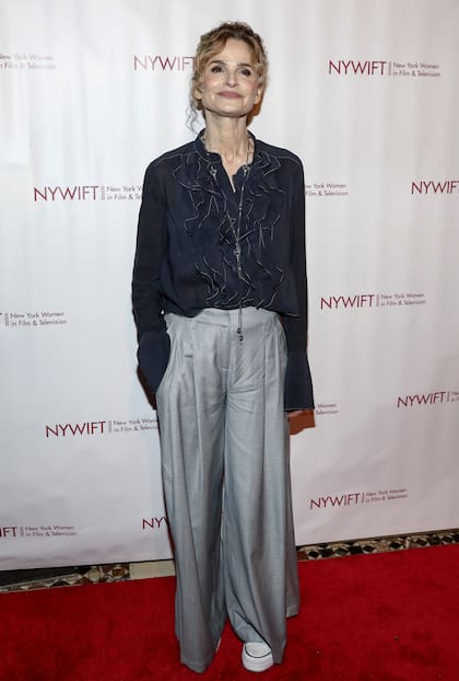La actriz Kyra Sedgwick posa para la prensa en la alfombra roja de la edición número 44 de los Premios Muse de las Mujeres en el Cine y la Televisión de Nueva York. La mujer de Kevin Bacon lució muy canchera con un pantalón plateado, blusa azul con volados y zapatillas urbanas