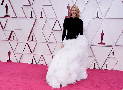 La actriz Laura Dern desfiló por la alfombra roja luciendo un vestido en blanco y negro de Oscar de la Renta