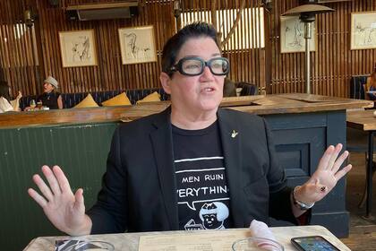 La actriz Lea DeLaria exhibe su propia historia para evidenciar los malos pagos en la industria del entretenimiento