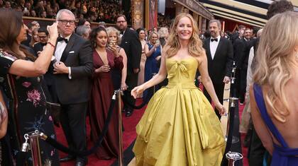 La actriz Leslie Mann con cara de feliz cumpleaños al llegar al Dolby Theatre