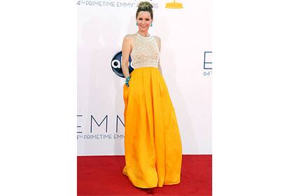 La actriz Leslie Mann optó por la falda en amarillo y cortó el look con la parte de arriba en blanco y nude. ¡Se jugó con los accesorios!