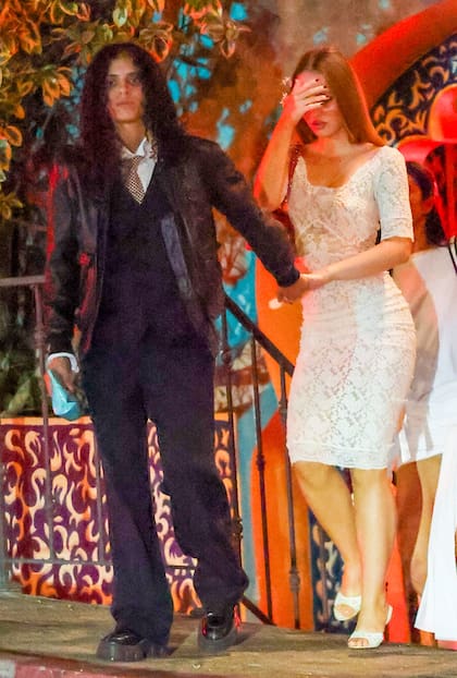 La actriz Lily-Rose Depp y la música 070 Shake fueron vistos tras disfrutar de una cena con amigos en Los Ángeles. Lily-Rose lucía un vestido blanco de encaje, mientras que su novia desde 2023, vestía un traje negro combinado con una chaqueta de cuero negra