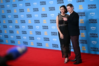 La actriz llegó acompañada por su esposo, Ben McKenzie, a quien conoció en el set de la serie Gotham