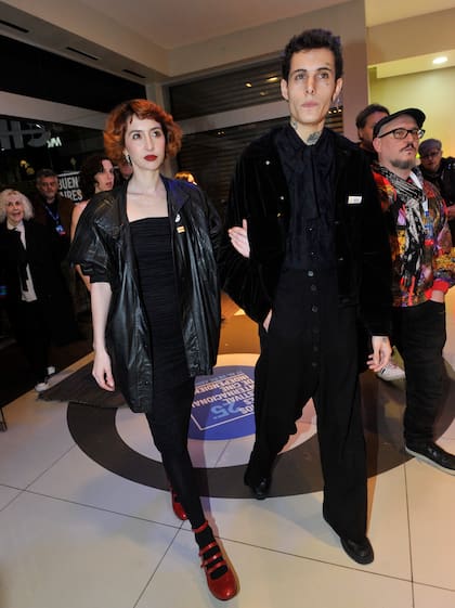 La actriz llegó acompañada por su novio, el cantante y tatuador Fermín Martínez; para la ocasión, optó por un vestido negro, medias y camperón de cuero a tono y guillerminas coloradas de charol