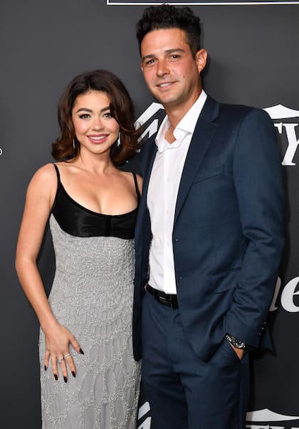 La actriz llegó junto a su marido, Wells Adams, con quién está casada desde agosto de 2022. Adams vistió un traje azul con camisa blanca sin corbata