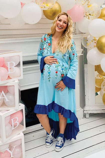 La actriz lució un vestido con flores bordadas y detalles en crochet de Zaimara, una marca creada por la también argentina Nadia Ferrari.