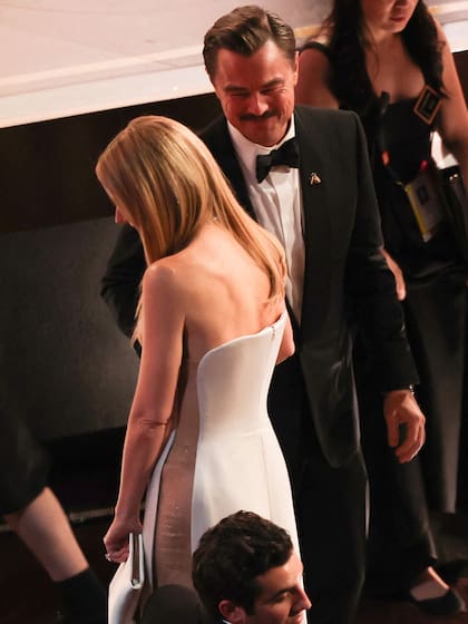 La actriz luego de saludar a DiCaprio