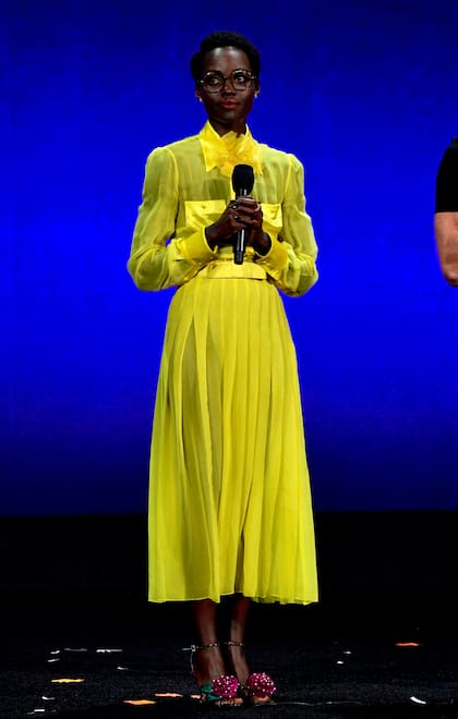 La actriz Lupita Nyong'o participó de un evento organizado por Universal Pictures y Focus Features para presentar sus próximas producciones en el marco del CinemaCon 2024 que se llevó a cabo en Las Vegas. La actual novia de Joshua Jackson brilló con un vestido amarillo y sandalias con un detalle floral