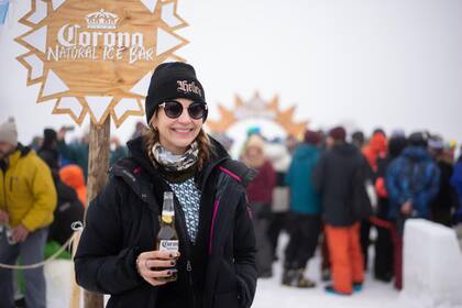 La actriz Marcela Kloosterboer llegó al mediodía para disfrutar de una Corona.