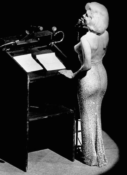 La actriz Marilyn Monroe le canta "Feliz cumpleaños" al presidente John F. Kennedy en el Madison Square Garden, con motivo de su próximo 45 cumpleaños