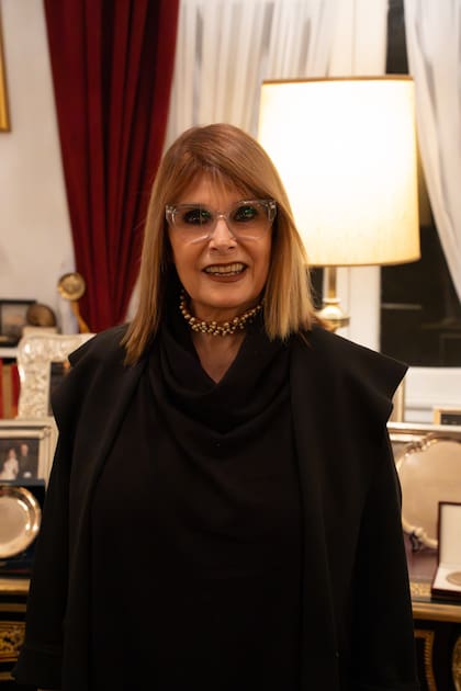 La actriz Marita Ballesteros en el Hauskonzert de Lucía Caruso (piano) y Pedro Da Silva (guitarra portuguesa) organizado por la periodista y crítica musical Cecilia Scalisi y su esposo, el diplomático Max Gregorio-Cernadas, en Recoleta. En la exquisita velada musical donde se presentaron piezas de “Folía” el próximo álbum del dúo radicado en New York
