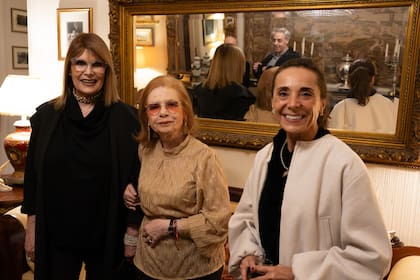 La actriz Marita Ballesteros y la escritora Alina Diaconú junto a la diputada por LLA de la Comisión de Cultura, Bárbara Andreussi