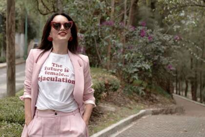 La actriz mexicana es la showrunner, productora y protagonista de la comedia que llega este lunes a Comedy Central