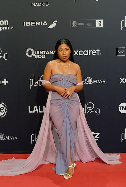 La actriz mexicana Yalitzia Aparicio optó por un vestido con hombros descubiertos en tonos lavanda