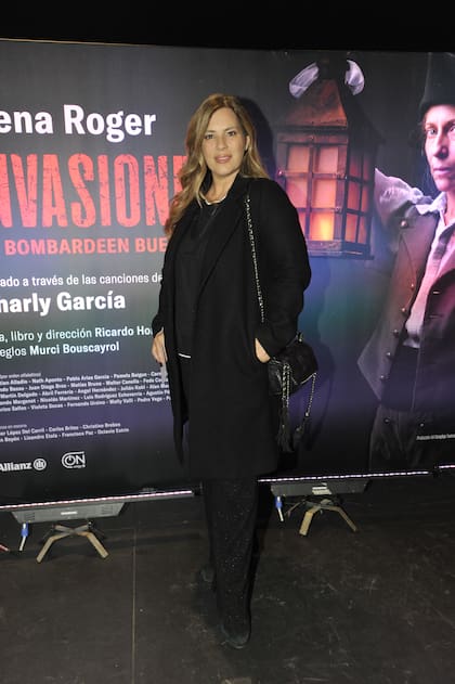 La actriz Mey Scapola, con un look total black y un toque de brillos en su pantalón