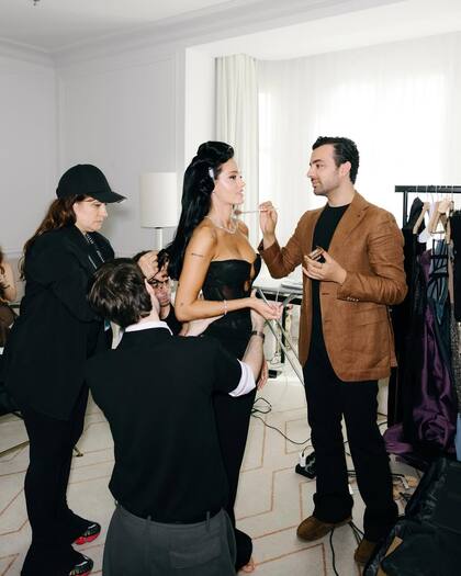 La actriz mientras se preparaba acompañada de un equipo de modistas, estilistas, peluquero y maquillador (Foto: Instagram @orianasabatini)