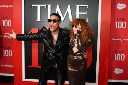 La actriz Natasha Lyonne y el rapero Anderson Paak fueron los encargados de ponerle onda a la llegada de las estrellas al evento: detrás de sus lentes de sol ensayaron algunas poses divertidas para los fotógrafos. La artista llevó un diseño de Schiaparelli