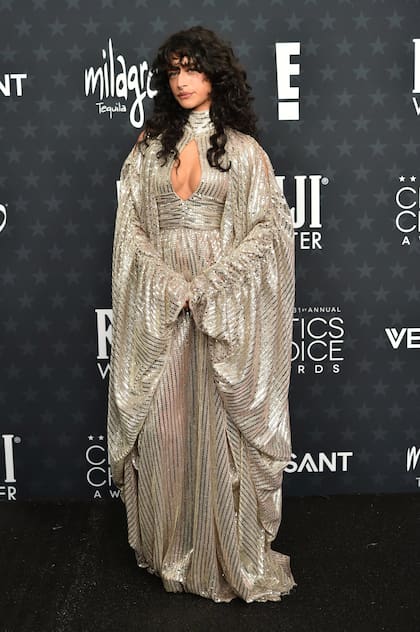 La actriz Odessa A’zion llevó un diseño plateado de Ott Dubai. El vestido, de mangas tipo capa y un escote con detalle en cut out, se sumó a la opulencia de sus rulos oscuros y su particular impronta