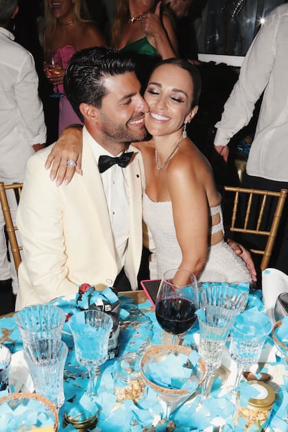 La actriz Paula Echevarría –famosa en nuestro país por la exitosa serie Velvet– lució un espectacular vestido de Rosa Clará. En la foto, enamoradísima de su pareja, el periodista deportivo Miguel Torres.