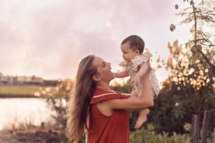 La actriz posa con su beba