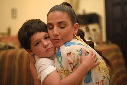 La actriz posa con su hijo Toribio, quien acompañó a su mamá en cada detalle previo a la ceremonia. 