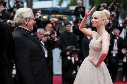 La actriz posa divertida para los fotógrafos ante la atenta mirada de George Miller, director de Mad Max