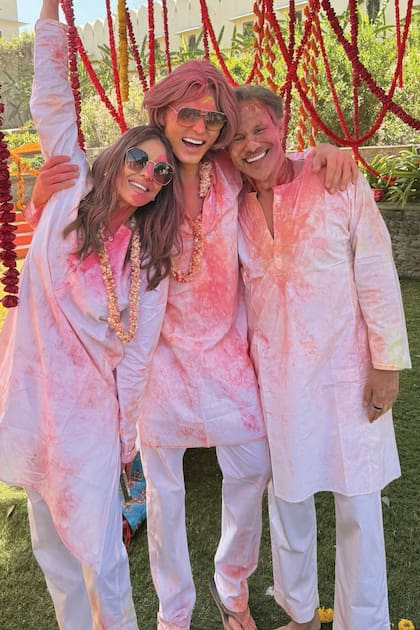 La actriz posa divertida y entre polvos de colores con
Damian y su ex marido, Arun Nayar. Estuvieron casados durante tres
años (2007-2010), aunque su relación comenzó a finales de
2002. Damian lo llama cariñosamente “papá”