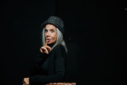 La actriz posa y juega con el fotógrafo en la sala de ensayo que el director Manuel González Gil construyó en su propia casa