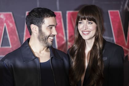La actriz posó en la alfombra roja junto a Tahar Rahim, el actor que interpreta a Ezekiel Sims, el principal antagonista del film en el que Dakota interpreta a una heroína con poderes arácnidos. Madame Web se estrena en nuestro país el jueves 14 de febrero
