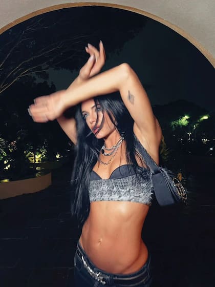 La actriz posó espectacular en la entrada del restó Costa 7070