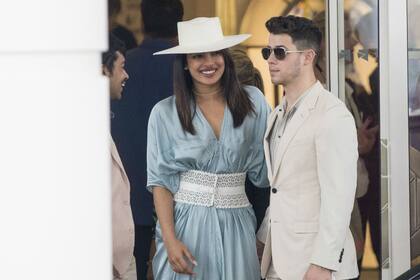 La actriz Priyanka Chopra y el músico Nick Jonas fueron captados por los flashes a la salida de su hotel; la pareja se encuentra disfrutando del festival de cine de Cannes